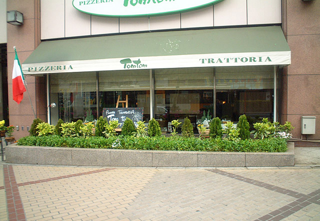 江東区内 レストラン入口の花壇